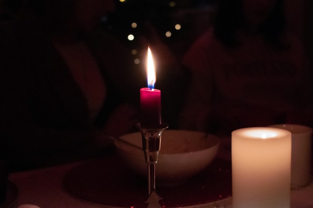 Wedding table setting with Balenqui floral centrepiece featuring roses and candles